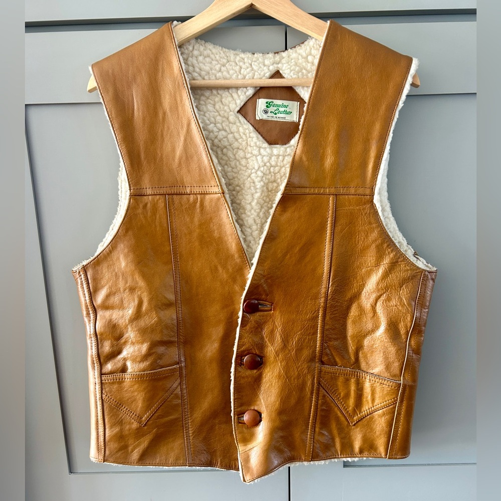 Leather vest with two pockets and three buttons, faux soft sheepskin.